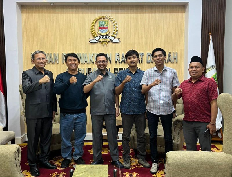 Ketua DPRD Kabupaten Bekasi, Ade Sukron, berfoto bersama jajaran Jaringan Media Siber Indonesia (JMSI) Bekasi Raya usai audiensi terkait program JMSI Goes to School dan JMSI untuk Desa Maju di Kantor DPRD Kabupaten Bekasi, Senin (27/4/2026).