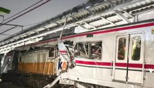 Kondisi rangkaian KRL Commuter Line yang mengalami kerusakan parah usai bertabrakan dengan KA Argo Bromo Anggrek di Stasiun Bekasi Timur, Senin (27/4/2026) malam. Bagian gerbong terlihat ringsek dengan kaca pecah dan bodi terlipat akibat benturan keras.