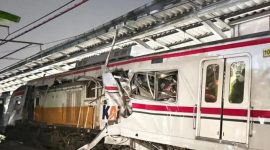 Kondisi rangkaian KRL Commuter Line yang mengalami kerusakan parah usai bertabrakan dengan KA Argo Bromo Anggrek di Stasiun Bekasi Timur, Senin (27/4/2026) malam. Bagian gerbong terlihat ringsek dengan kaca pecah dan bodi terlipat akibat benturan keras.