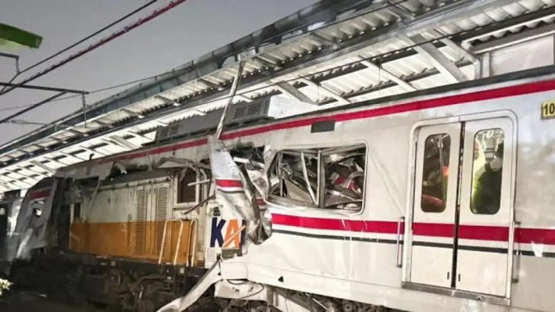 Kondisi rangkaian KRL Commuter Line yang mengalami kerusakan parah usai bertabrakan dengan KA Argo Bromo Anggrek di Stasiun Bekasi Timur, Senin (27/4/2026) malam. Bagian gerbong terlihat ringsek dengan kaca pecah dan bodi terlipat akibat benturan keras.
