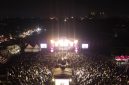 Ribuan warga memadati area konser dalam gelaran SMARTFREN Festival Rakyat 2026 di Alun-Alun Dadaha, Tasikmalaya, Minggu (5/4/2026).