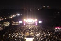 Ribuan warga memadati area konser dalam gelaran SMARTFREN Festival Rakyat 2026 di Alun-Alun Dadaha, Tasikmalaya, Minggu (5/4/2026).