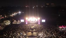 Ribuan warga memadati area konser dalam gelaran SMARTFREN Festival Rakyat 2026 di Alun-Alun Dadaha, Tasikmalaya, Minggu (5/4/2026).