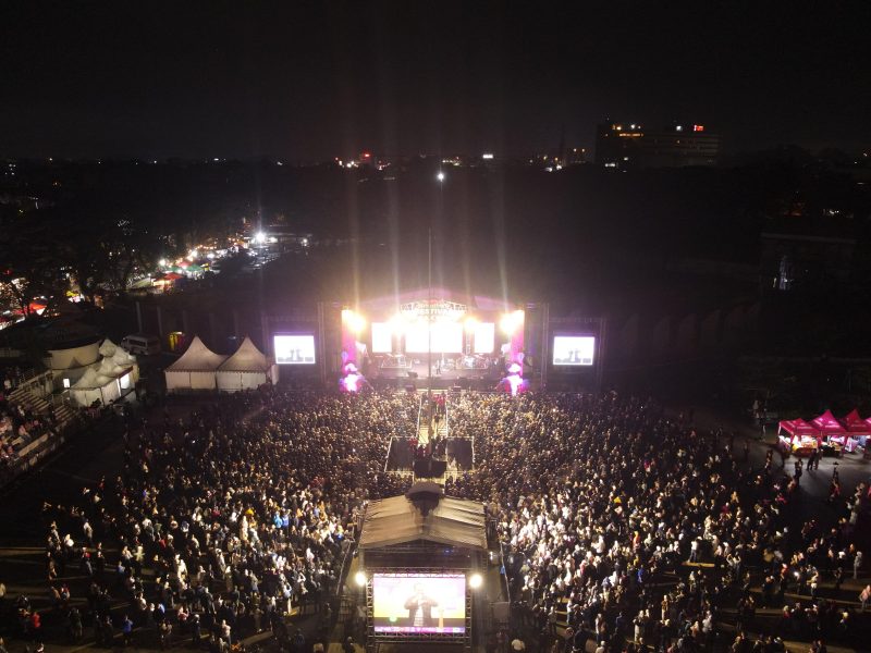 Ribuan warga memadati area konser dalam gelaran SMARTFREN Festival Rakyat 2026 di Alun-Alun Dadaha, Tasikmalaya, Minggu (5/4/2026).