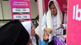 Petugas PT XLSMART Telecom Sejahtera Tbk melayani calon jemaah haji yang membeli paket komunikasi khusus di posko embarkasi.