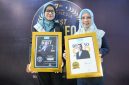 Perwakilan PT Jasa Marga (Persero) Tbk menunjukkan penghargaan CEO dan COO Award 2026 yang diraih dalam ajang The Iconomics di Jakarta.