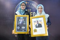 Perwakilan PT Jasa Marga (Persero) Tbk menunjukkan penghargaan CEO dan COO Award 2026 yang diraih dalam ajang The Iconomics di Jakarta.