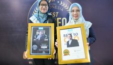 Perwakilan PT Jasa Marga (Persero) Tbk menunjukkan penghargaan CEO dan COO Award 2026 yang diraih dalam ajang The Iconomics di Jakarta.