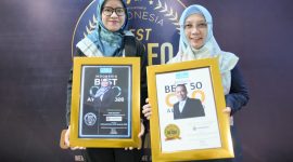 Perwakilan PT Jasa Marga (Persero) Tbk menunjukkan penghargaan CEO dan COO Award 2026 yang diraih dalam ajang The Iconomics di Jakarta.