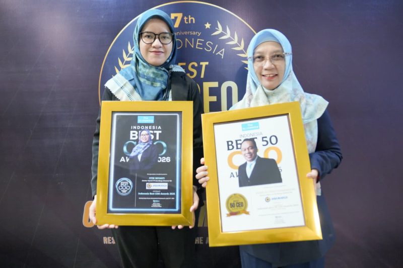 Perwakilan PT Jasa Marga (Persero) Tbk menunjukkan penghargaan CEO dan COO Award 2026 yang diraih dalam ajang The Iconomics di Jakarta.