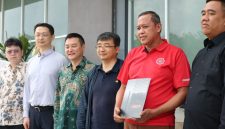 Wali Kota Bekasi Tri Adhianto (berkaos merah) bersama perwakilan investor dan jajaran terkait usai menghadiri pemaparan desain proyek Pengolahan Sampah menjadi Energi Listrik (PSEL) di Gedung Teknis Bersama, Kota Bekasi, Jumat (24/4/2026).