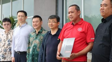 Wali Kota Bekasi Tri Adhianto (berkaos merah) bersama perwakilan investor dan jajaran terkait usai menghadiri pemaparan desain proyek Pengolahan Sampah menjadi Energi Listrik (PSEL) di Gedung Teknis Bersama, Kota Bekasi, Jumat (24/4/2026).