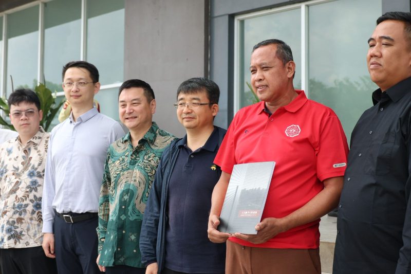 Wali Kota Bekasi Tri Adhianto (berkaos merah) bersama perwakilan investor dan jajaran terkait usai menghadiri pemaparan desain proyek Pengolahan Sampah menjadi Energi Listrik (PSEL) di Gedung Teknis Bersama, Kota Bekasi, Jumat (24/4/2026).