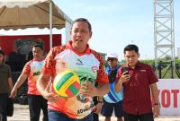 Wali Kota Bekasi Tri Adhianto membuka Kejuaraan Kota (Kejurkot) U-15 voli pasir di Lapangan Voli Pasir Ciketing Udik, Sabtu (25/4/2026), sekaligus memberi semangat kepada para atlet muda yang bertanding.