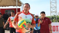 Wali Kota Bekasi Tri Adhianto membuka Kejuaraan Kota (Kejurkot) U-15 voli pasir di Lapangan Voli Pasir Ciketing Udik, Sabtu (25/4/2026), sekaligus memberi semangat kepada para atlet muda yang bertanding.