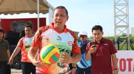 Wali Kota Bekasi Tri Adhianto membuka Kejuaraan Kota (Kejurkot) U-15 voli pasir di Lapangan Voli Pasir Ciketing Udik, Sabtu (25/4/2026), sekaligus memberi semangat kepada para atlet muda yang bertanding.
