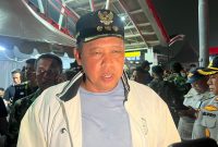 Wali Kota Bekasi Tri Adhianto bersama Wakil Ketua DPR RI Sufmi Dasco Ahmad meninjau lokasi tabrakan kereta api di Bekasi Timur, Senin (27/4/2026) malam, saat proses evakuasi korban masih berlangsung.