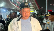 Wali Kota Bekasi Tri Adhianto bersama Wakil Ketua DPR RI Sufmi Dasco Ahmad meninjau lokasi tabrakan kereta api di Bekasi Timur, Senin (27/4/2026) malam, saat proses evakuasi korban masih berlangsung.