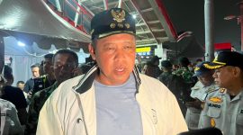 Wali Kota Bekasi Tri Adhianto bersama Wakil Ketua DPR RI Sufmi Dasco Ahmad meninjau lokasi tabrakan kereta api di Bekasi Timur, Senin (27/4/2026) malam, saat proses evakuasi korban masih berlangsung.