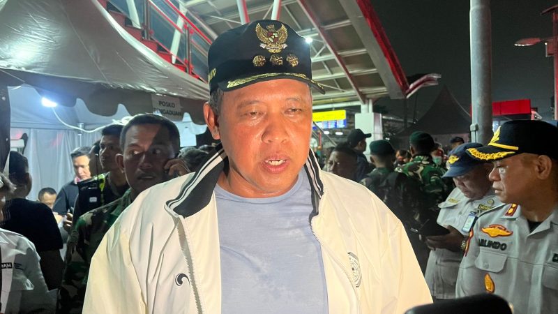 Wali Kota Bekasi Tri Adhianto bersama Wakil Ketua DPR RI Sufmi Dasco Ahmad meninjau lokasi tabrakan kereta api di Bekasi Timur, Senin (27/4/2026) malam, saat proses evakuasi korban masih berlangsung.