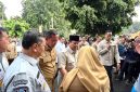 Presiden RI Prabowo Subianto didampingi Wali Kota Bekasi Tri Adhianto meninjau kondisi korban kecelakaan kereta api di RSUD Chasbullah Abdul Madjid, Selasa (28/4/2026).