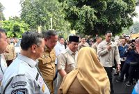 Presiden RI Prabowo Subianto didampingi Wali Kota Bekasi Tri Adhianto meninjau kondisi korban kecelakaan kereta api di RSUD Chasbullah Abdul Madjid, Selasa (28/4/2026).