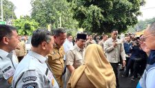 Presiden RI Prabowo Subianto didampingi Wali Kota Bekasi Tri Adhianto meninjau kondisi korban kecelakaan kereta api di RSUD Chasbullah Abdul Madjid, Selasa (28/4/2026).