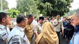 Presiden RI Prabowo Subianto didampingi Wali Kota Bekasi Tri Adhianto meninjau kondisi korban kecelakaan kereta api di RSUD Chasbullah Abdul Madjid, Selasa (28/4/2026).
