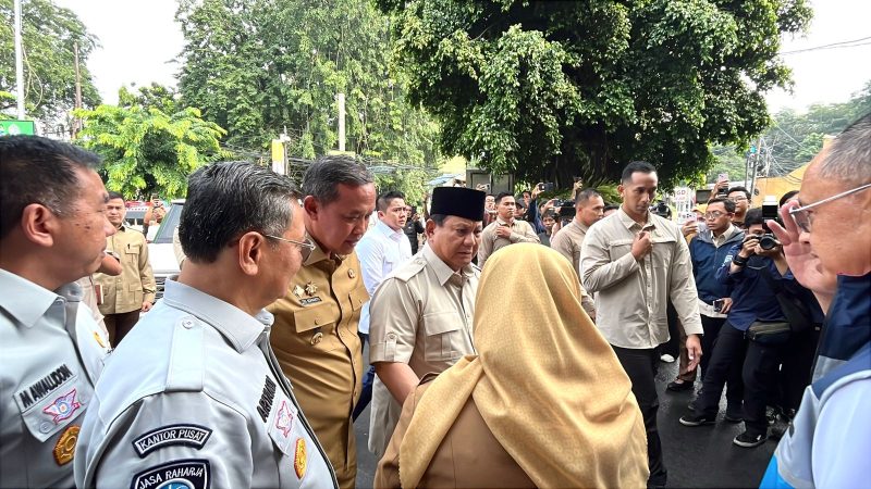 Presiden RI Prabowo Subianto didampingi Wali Kota Bekasi Tri Adhianto meninjau kondisi korban kecelakaan kereta api di RSUD Chasbullah Abdul Madjid, Selasa (28/4/2026).