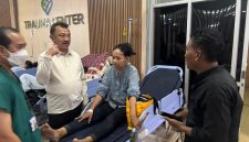 Wakil Wali Kota Bekasi Abdul Harris Bobihoe mengunjungi korban kecelakaan kereta api di RSUD Chasbullah Abdul Madjid, Selasa (28/4/2026), sekaligus menyampaikan duka cita dan memastikan penanganan medis berjalan optimal.