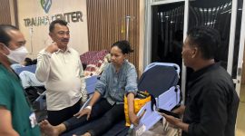 Wakil Wali Kota Bekasi Abdul Harris Bobihoe mengunjungi korban kecelakaan kereta api di RSUD Chasbullah Abdul Madjid, Selasa (28/4/2026), sekaligus menyampaikan duka cita dan memastikan penanganan medis berjalan optimal.