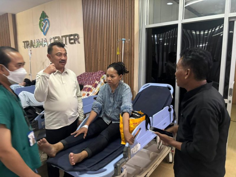 Wakil Wali Kota Bekasi Abdul Harris Bobihoe mengunjungi korban kecelakaan kereta api di RSUD Chasbullah Abdul Madjid, Selasa (28/4/2026), sekaligus menyampaikan duka cita dan memastikan penanganan medis berjalan optimal.