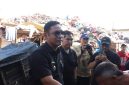 Plt Bupati Bekasi Asep Surya Atmaja menutup tempat pembuangan sampah (TPS) ilegal di Desa Sriamur, Tambun Utara.