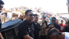 Plt Bupati Bekasi Asep Surya Atmaja menutup tempat pembuangan sampah (TPS) ilegal di Desa Sriamur, Tambun Utara.