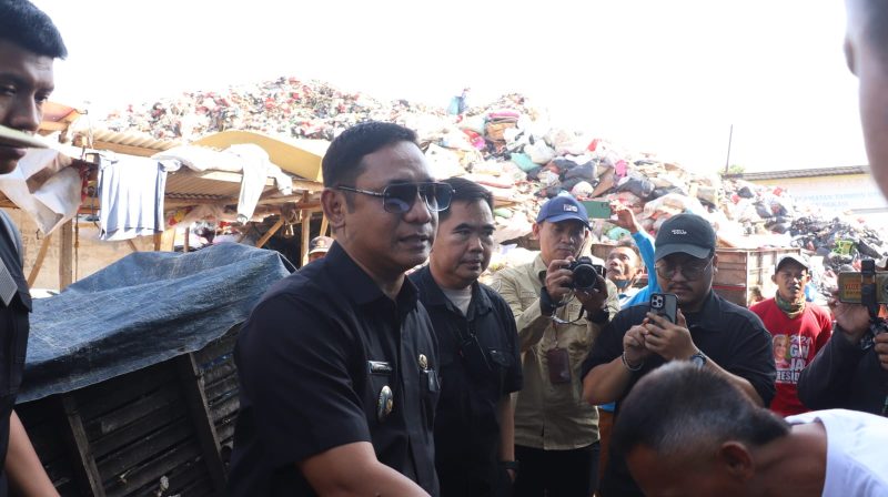 Plt Bupati Bekasi Asep Surya Atmaja menutup tempat pembuangan sampah (TPS) ilegal di Desa Sriamur, Tambun Utara.