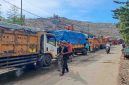 KEMBALI NORMAL: Sejumlah kendaran tengah mengirim sampah ke TPA Burangkeng, Kecamatan Setu pada Minggu (204/2026). DLH memastikan operasional TPA Burangkang kembali berjalan normal setelah sempat mengalami kendala dalam beberapa hari terakhir.
