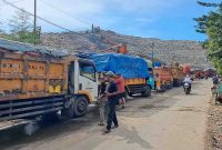 KEMBALI NORMAL: Sejumlah kendaran tengah mengirim sampah ke TPA Burangkeng, Kecamatan Setu pada Minggu (204/2026). DLH memastikan operasional TPA Burangkang kembali berjalan normal setelah sempat mengalami kendala dalam beberapa hari terakhir.
