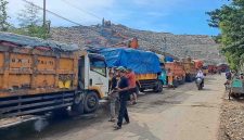 KEMBALI NORMAL: Sejumlah kendaran tengah mengirim sampah ke TPA Burangkeng, Kecamatan Setu pada Minggu (204/2026). DLH memastikan operasional TPA Burangkang kembali berjalan normal setelah sempat mengalami kendala dalam beberapa hari terakhir.
