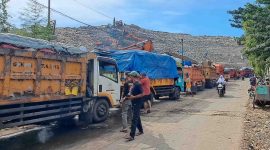 KEMBALI NORMAL: Sejumlah kendaran tengah mengirim sampah ke TPA Burangkeng, Kecamatan Setu pada Minggu (204/2026). DLH memastikan operasional TPA Burangkang kembali berjalan normal setelah sempat mengalami kendala dalam beberapa hari terakhir.
