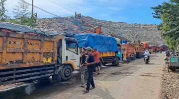 KEMBALI NORMAL: Sejumlah kendaran tengah mengirim sampah ke TPA Burangkeng, Kecamatan Setu pada Minggu (204/2026). DLH memastikan operasional TPA Burangkang kembali berjalan normal setelah sempat mengalami kendala dalam beberapa hari terakhir.
