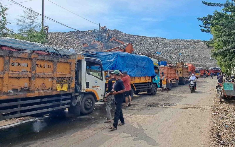 KEMBALI NORMAL: Sejumlah kendaran tengah mengirim sampah ke TPA Burangkeng, Kecamatan Setu pada Minggu (204/2026). DLH memastikan operasional TPA Burangkang kembali berjalan normal setelah sempat mengalami kendala dalam beberapa hari terakhir.
