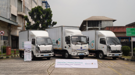 Armada truk listrik PRS sedang bersiap melakukan distribusi produk di rute Jakarta-Bandung, mendukung efisiensi energi dan penghematan biaya BBM hingga 40%.