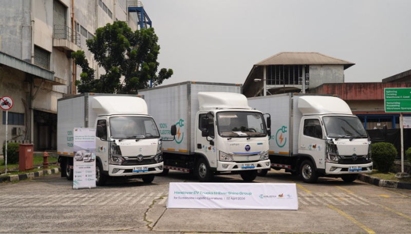 Armada truk listrik PRS sedang bersiap melakukan distribusi produk di rute Jakarta-Bandung, mendukung efisiensi energi dan penghematan biaya BBM hingga 40%.