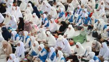 Ribuan jemaah haji asal Kabupaten Bekasi mengikuti persiapan keberangkatan menuju Tanah Suci.