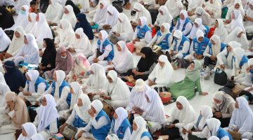 Ribuan jemaah haji asal Kabupaten Bekasi mengikuti persiapan keberangkatan menuju Tanah Suci.