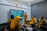 Sejumlah aparatur Pemerintah Kabupaten Bekasi mengikuti rapat koordinasi terkait penguatan layanan teknologi informasi di ruang kerja, dengan pemaparan materi menggunakan layar digital, Selasa (7/4/2026).