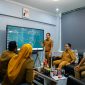 Sejumlah aparatur Pemerintah Kabupaten Bekasi mengikuti rapat koordinasi terkait penguatan layanan teknologi informasi di ruang kerja, dengan pemaparan materi menggunakan layar digital, Selasa (7/4/2026).