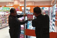 Proses pemasangan stiker peringatan pajak reklame oleh Badan Pendapatan Daerah Kabupaten Bekasi di area pusat perbelanjaan.