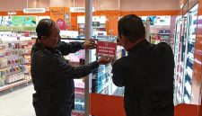 Proses pemasangan stiker peringatan pajak reklame oleh Badan Pendapatan Daerah Kabupaten Bekasi di area pusat perbelanjaan.