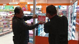 Proses pemasangan stiker peringatan pajak reklame oleh Badan Pendapatan Daerah Kabupaten Bekasi di area pusat perbelanjaan.